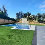 Avets Nyaraló *